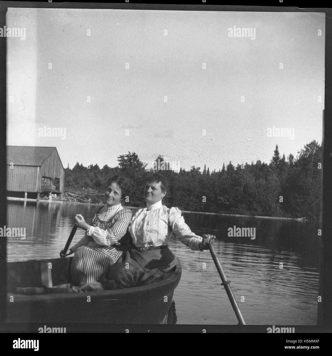 Ces deux clichés, pris à Searsmont, dans le Maine, en août 1901, fournissent un témoignage visuel de la communauté locale et de la vie au début du XXe siècle dans cette région rurale. Banque D'Images