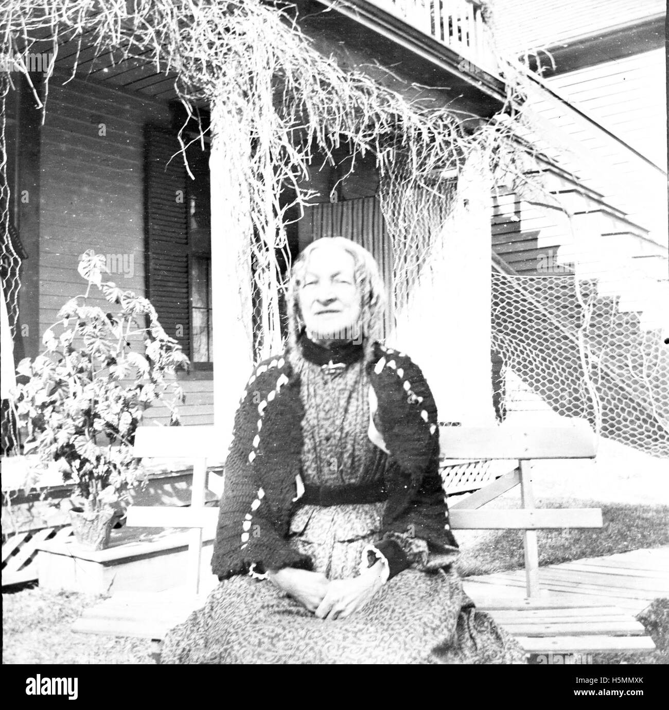 La photo non datée de tante Lizzie Morse capture un moment inconnu de sa vie, peut-être de la fin du XIXe siècle au début du XXe siècle. L'image représente probablement une histoire familiale ou personnelle. Banque D'Images