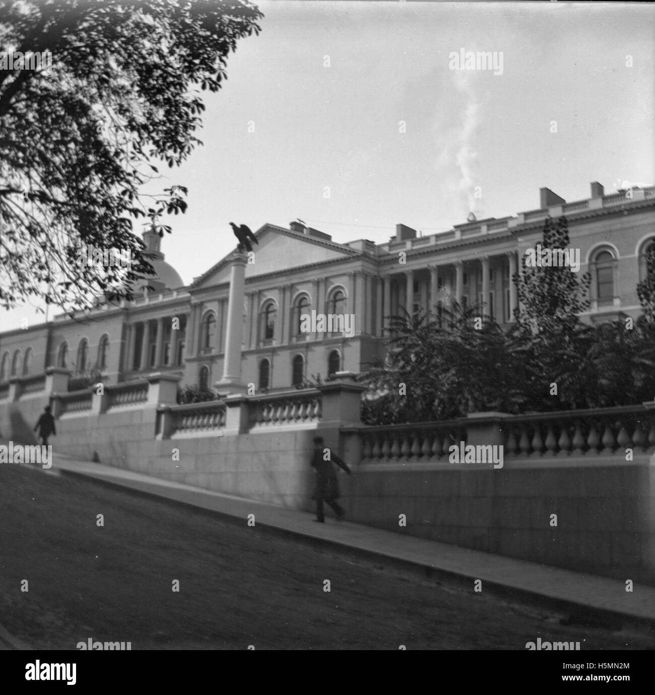 La State House à Boston, Massachusetts, est capturée dans une photographie de côté prise le 13 octobre 1898. Le bâtiment est un exemple éminent de l'architecture classique et sert de siège au gouvernement du Massachusetts. Banque D'Images