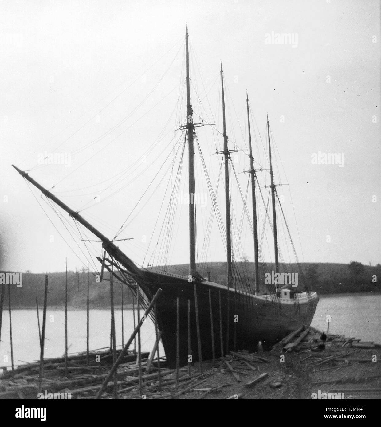 La goélette à quatre mâts de 1329 tonnes 'Thomas S. Dennison' est vue coincée dans la boue après une attente de deux semaines pour une marée haute au chantier naval Dunn & Elliott à Thomaston, dans le Maine. Lancé en 1900, le navire était une goélette commerciale côtière typique utilisée dans le transport maritime le long de la côte américaine. Banque D'Images La goélette à quatre mâts de 1329 tonnes 'Thomas S. Dennison' est vue coincée dans la boue après une attente de deux semaines pour une marée haute au chantier naval Dunn & Elliott à Thomaston, dans le Maine. Lancé en 1900, le navire était une goélette commerciale côtière typique utilisée dans le transport maritime le long de la côte américaine. Banque D'Images