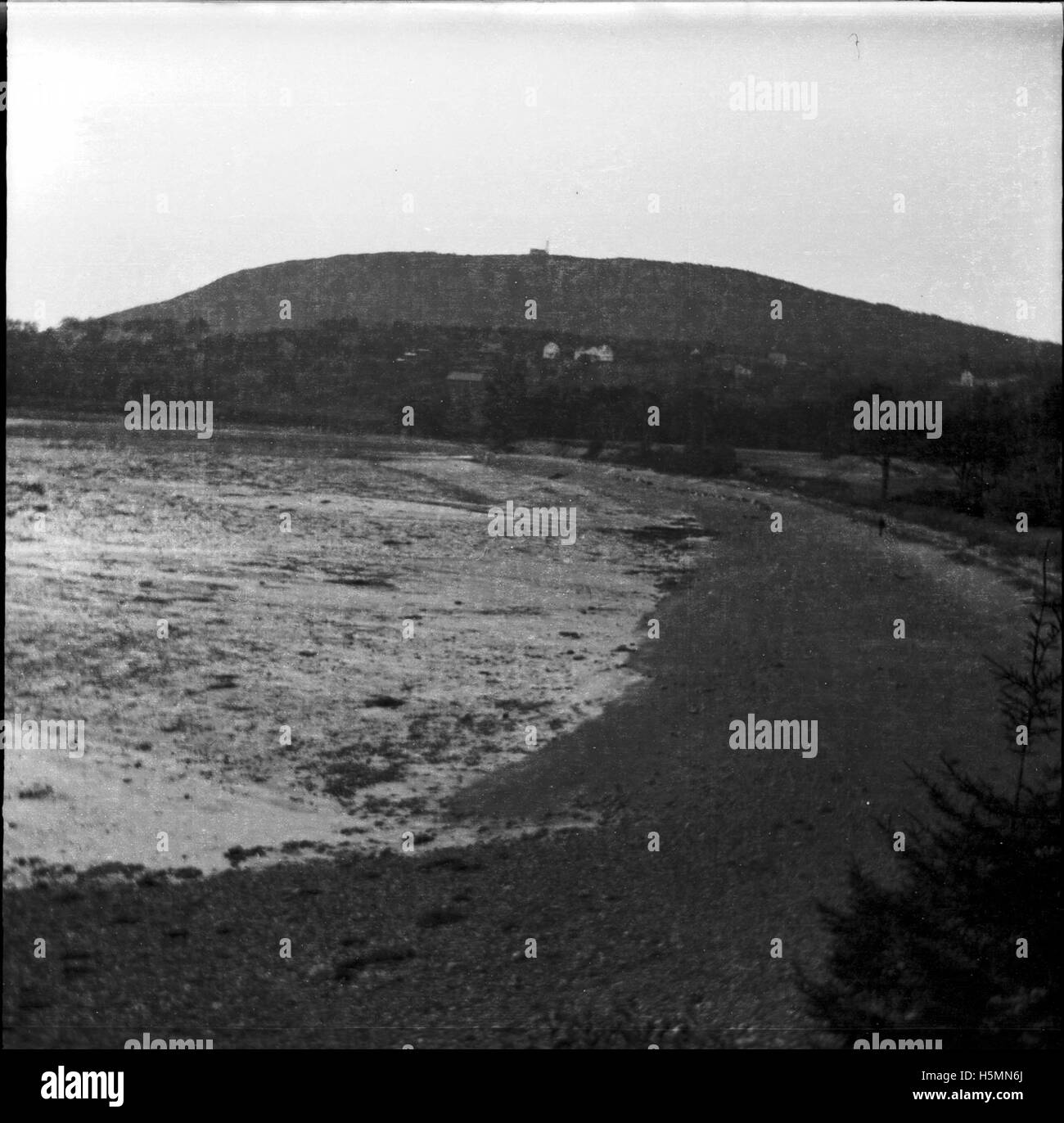 Une photographie montre Sherman's Cove et Mt. Battie en arrière-plan, avec l'hôtel Summit House construit en 1897 visible sur la montagne. La propriété a été rénovée par le Mt. Battie Association en 1899 et a été démolie plus tard en 1920. Banque D'Images