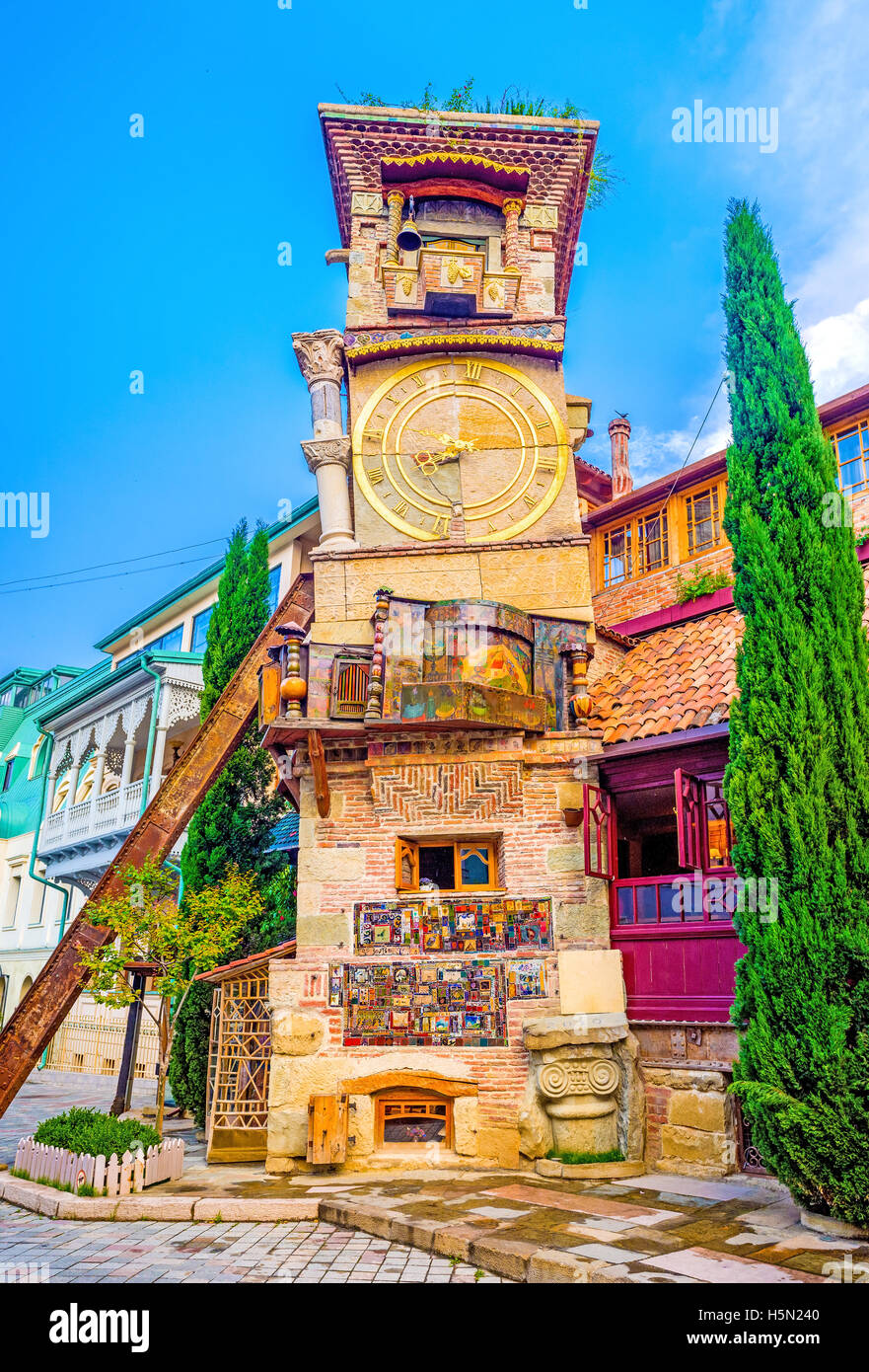 La tour penchée inhabituelle du théâtre de marionnettes attire les touristes à visiter la rue Shavteli et profiter de la vue, Tbilisi Banque D'Images