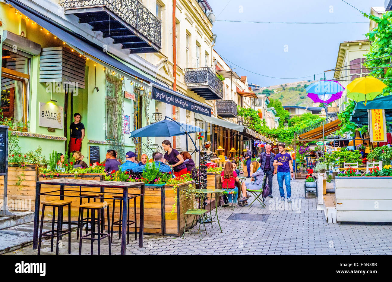 Les touristes apprécient la cuisine locale sur la terrasse d'un café, de Tbilisi Géorgie Banque D'Images