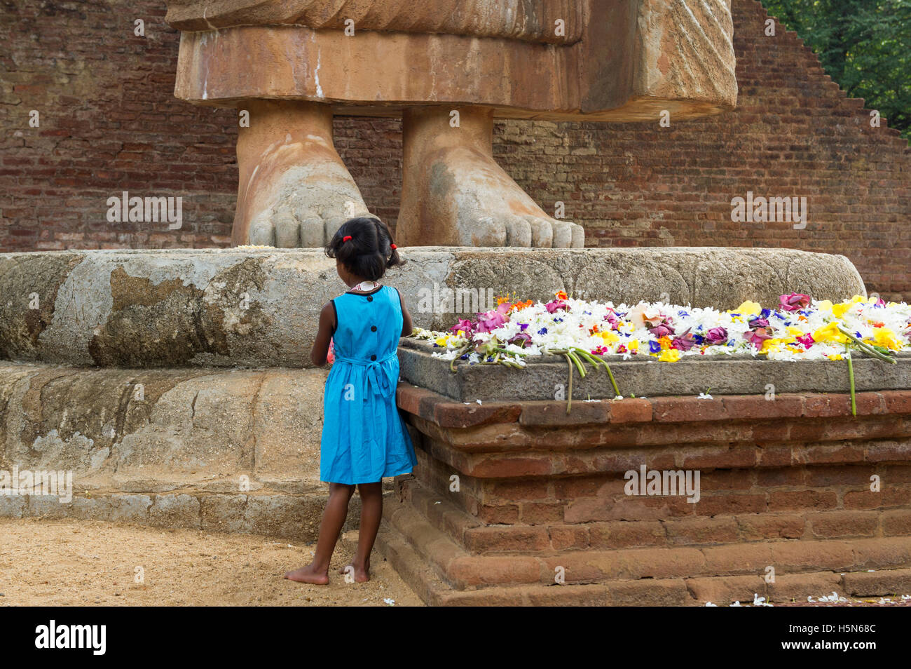 Fille au Dieu statue Naatha (Dieu Avalokitesvara), 10 mètres de haut, statue en pierre calcaire Maligawila, Sri Lanka Banque D'Images