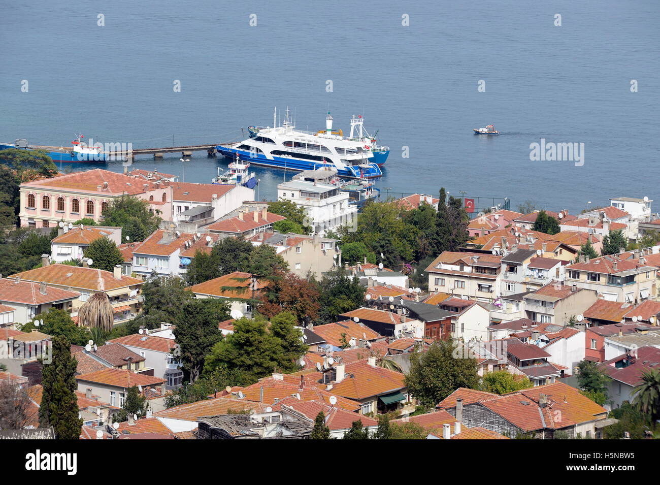 Heybeliada, Turquie. Heybeliada est la deuxième plus grande des îles Princes dans la mer de Marmara. Vue sur le port de Heybeliada Banque D'Images