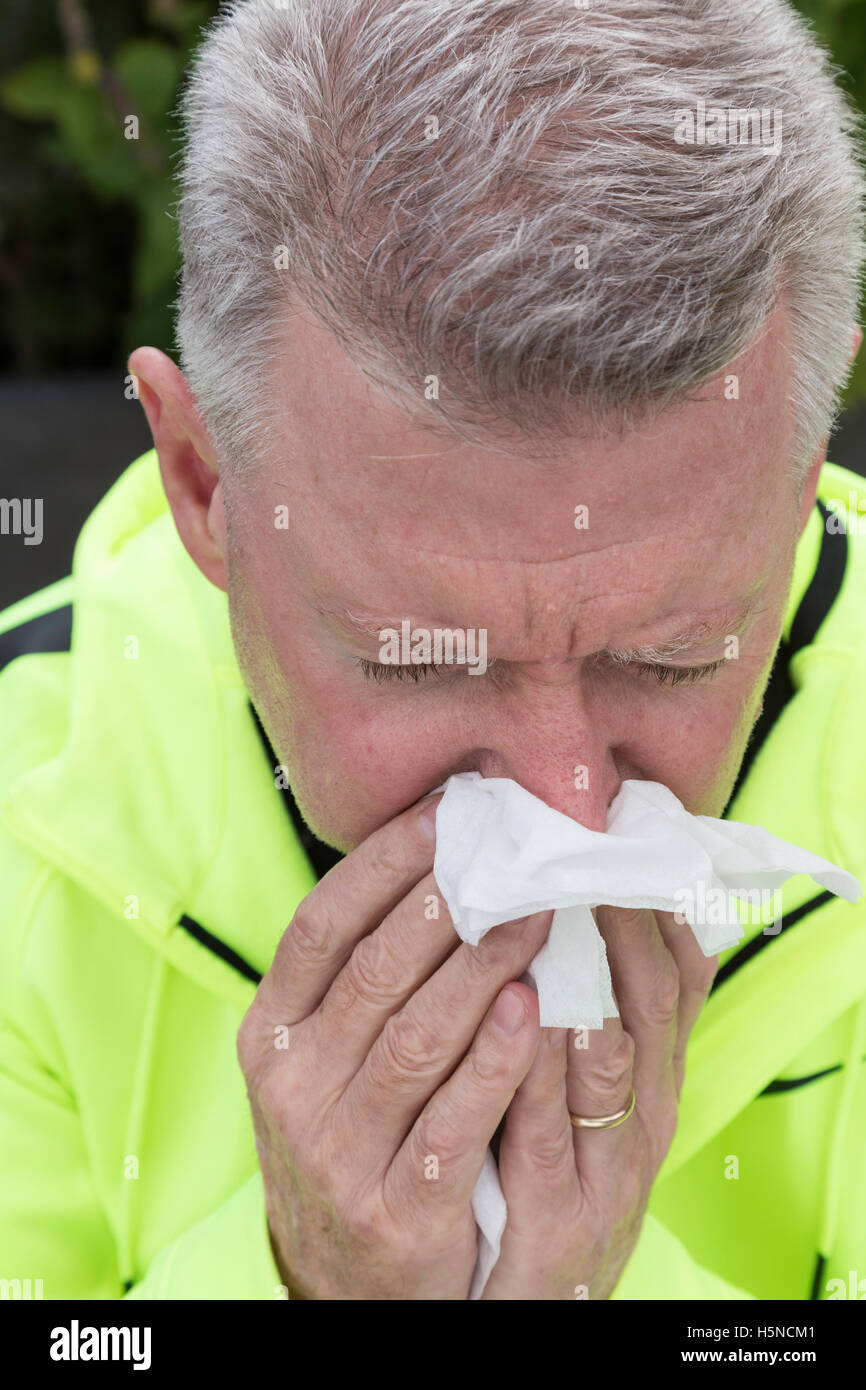 Homme âgé souffrant d'allergies saisonnières, USA Banque D'Images