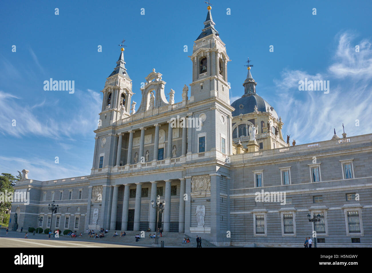 Entrée principale de l'église Santa Maria la Real de la cathédrale de l'Almudena contre le ciel bleu. Madrid. L'Espagne. Banque D'Images