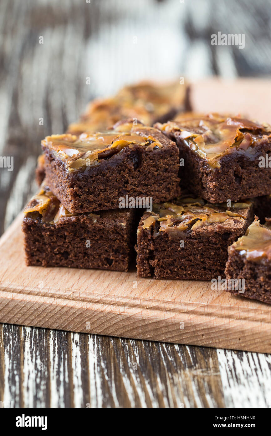 Brownies au chocolat caramel maison sur planche de bois Banque D'Images
