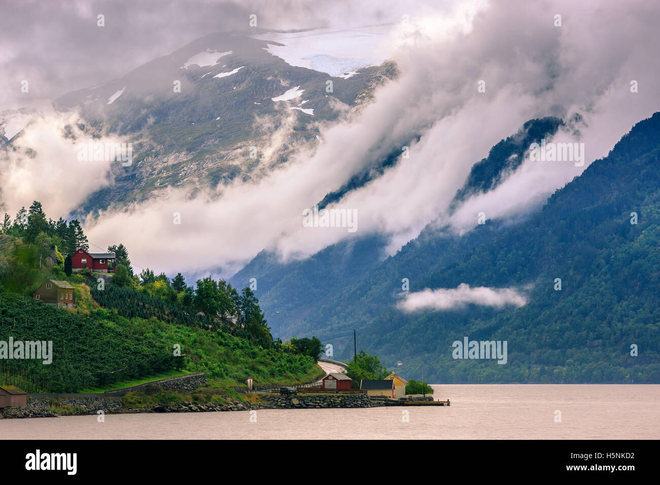 Le Hardangerfjord est le quatrième plus long fjord du monde, et le deuxième plus long fjord de Norvège. Banque D'Images
