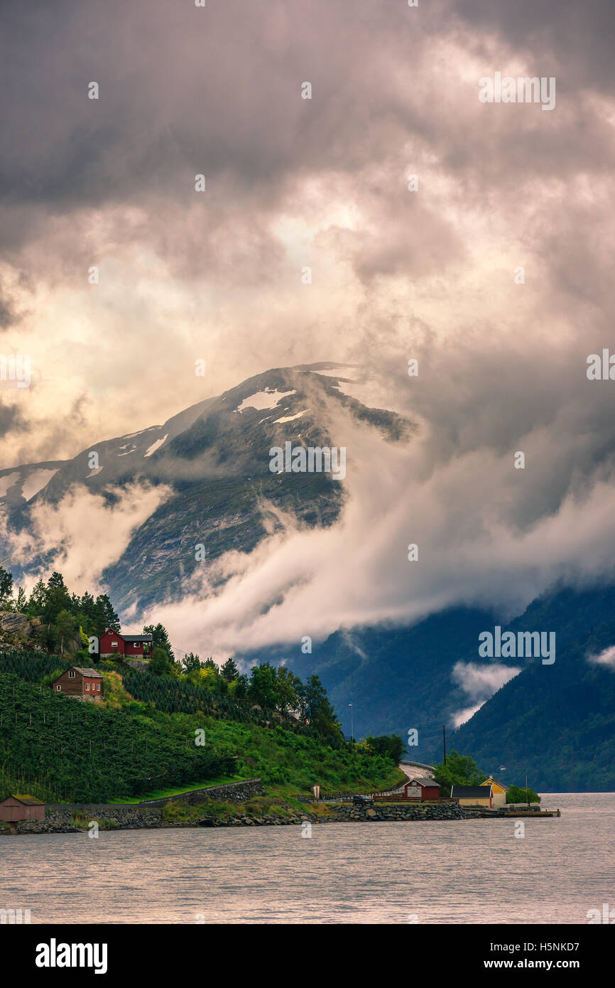 Le Hardangerfjord est le quatrième plus long fjord du monde, et le deuxième plus long fjord de Norvège. Banque D'Images
