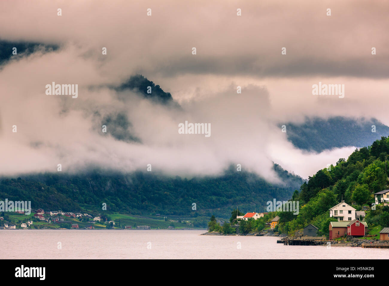 Le Hardangerfjord est le quatrième plus long fjord du monde, et le deuxième plus long fjord de Norvège. Banque D'Images