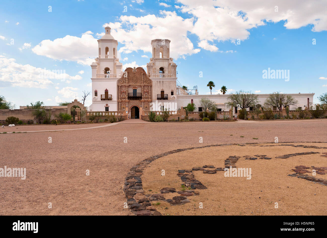 San Xavier del Bac mission catholique historique espagnol situé à environ 10 kilomètres au sud du centre-ville de Tucson, Arizona Banque D'Images