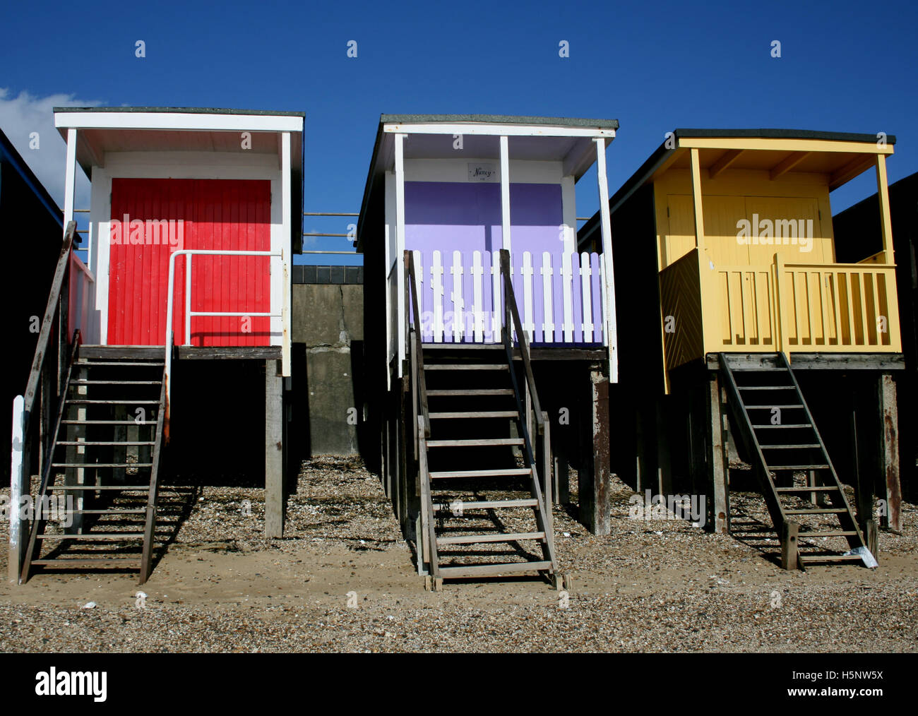 Cabines de plage, Thorpe Bay, près de Southend on Sea, Essex, Angleterre Banque D'Images