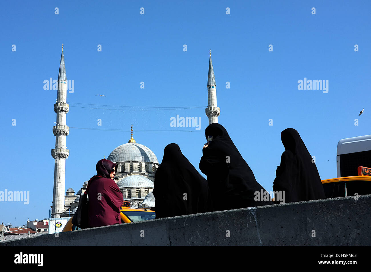 Les femmes et la mosquée à Istanbul Banque D'Images