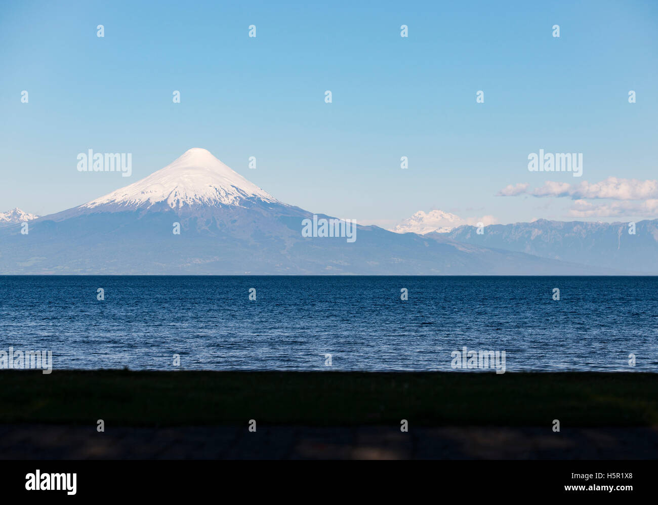 Volcan Osorno y Lago LLanquihue. Le lac LLanquihue et le volcan Osorno. Banque D'Images