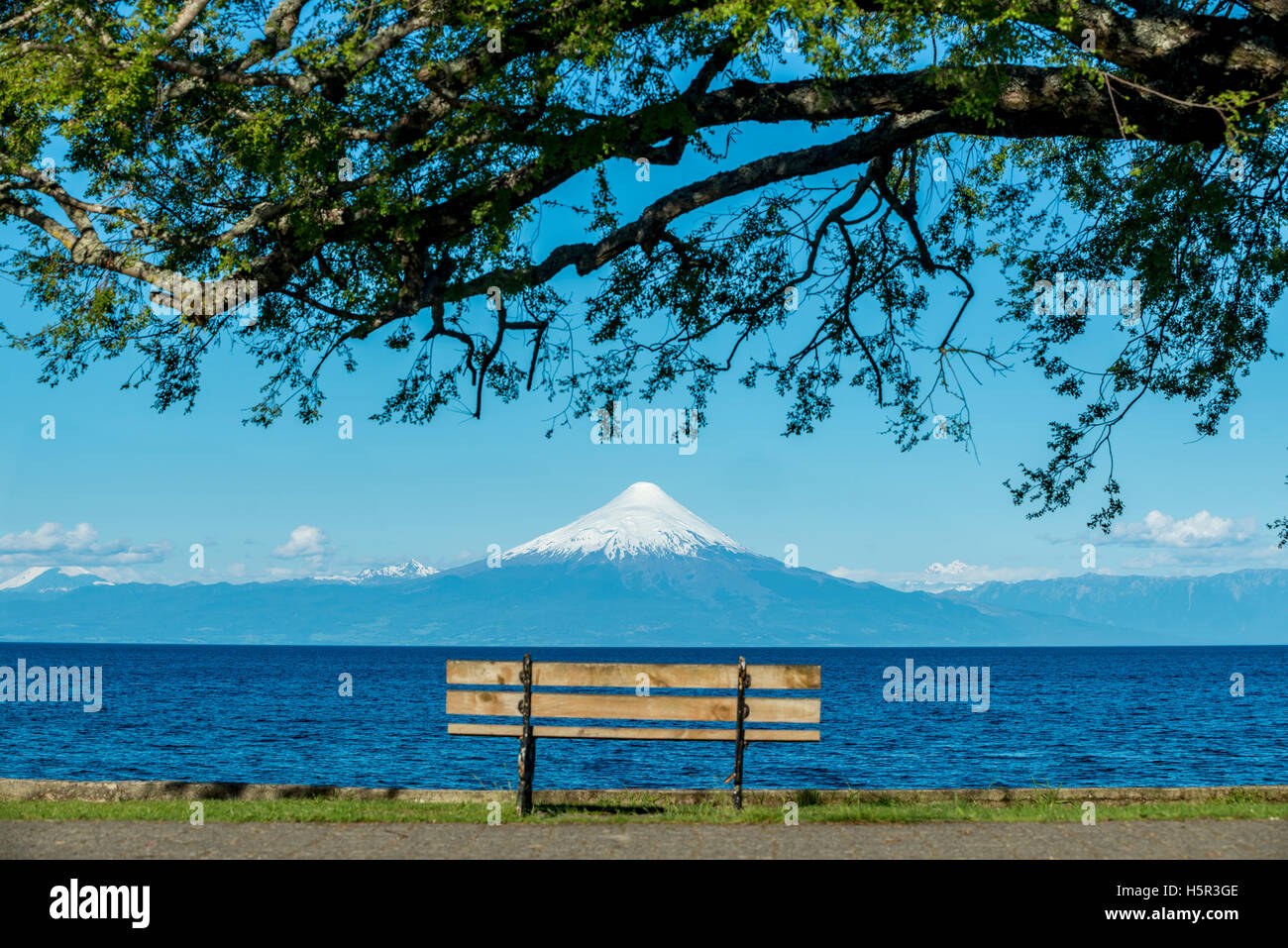 Volcan Osorno y Lago LLanquihue. Le lac LLanquihue et le volcan Osorno. Banque D'Images
