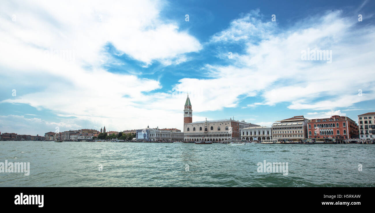 Une vue sur l'eau de Venise Banque D'Images