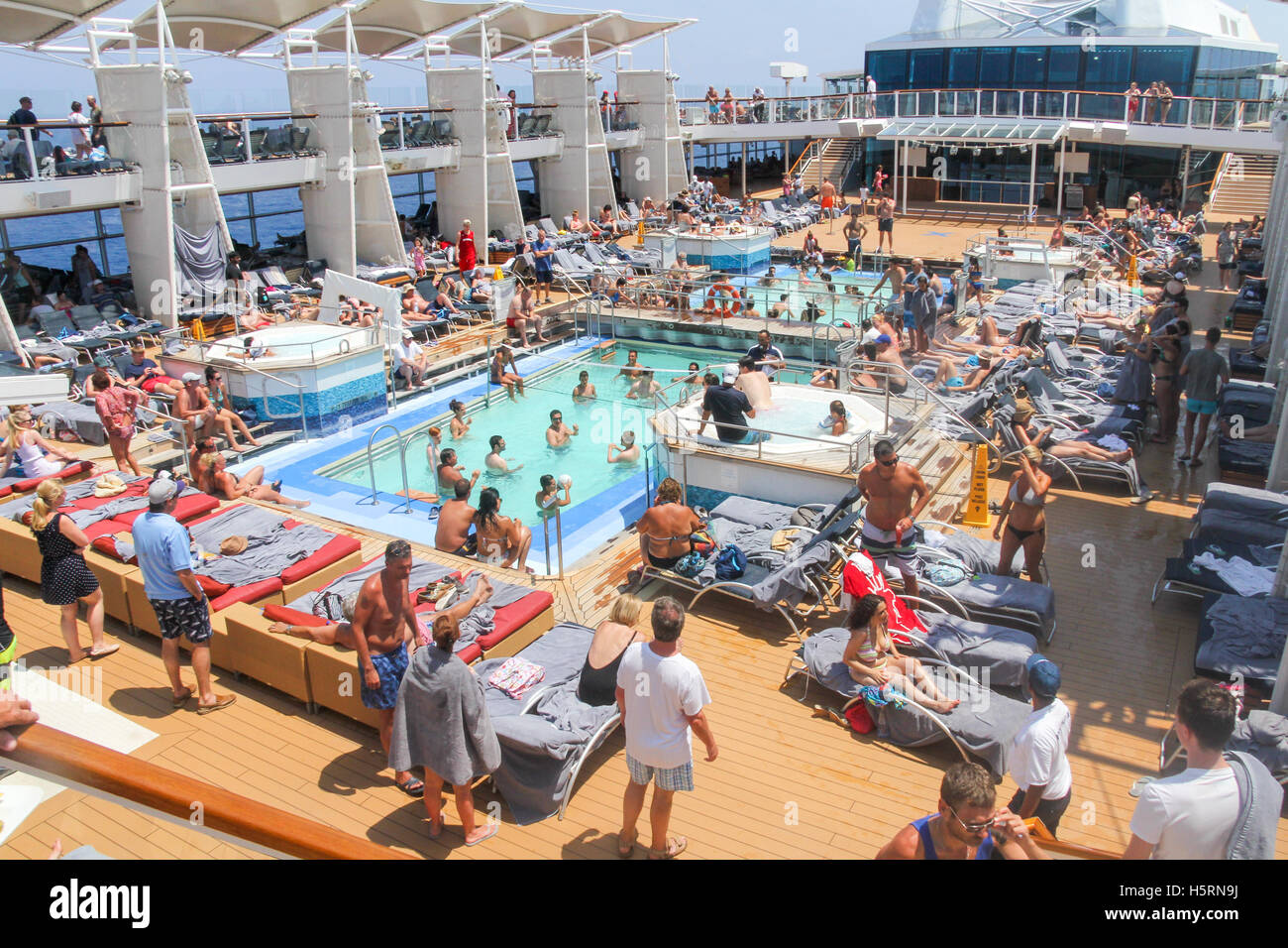 Les personnes bénéficiant de la piscine sur un bateau de croisière Banque D'Images