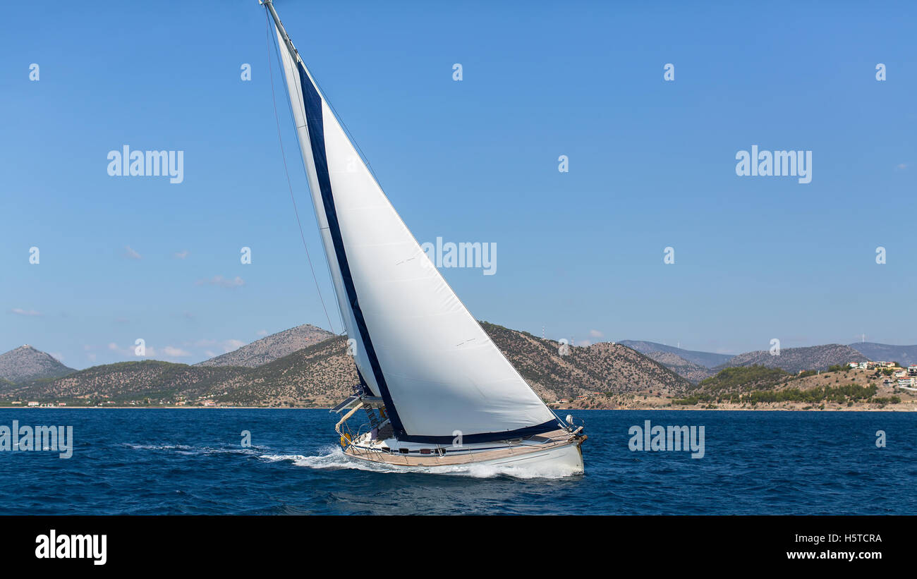 Yachts bateau à voiles blanches dans la mer ouverte. De luxe. Banque D'Images