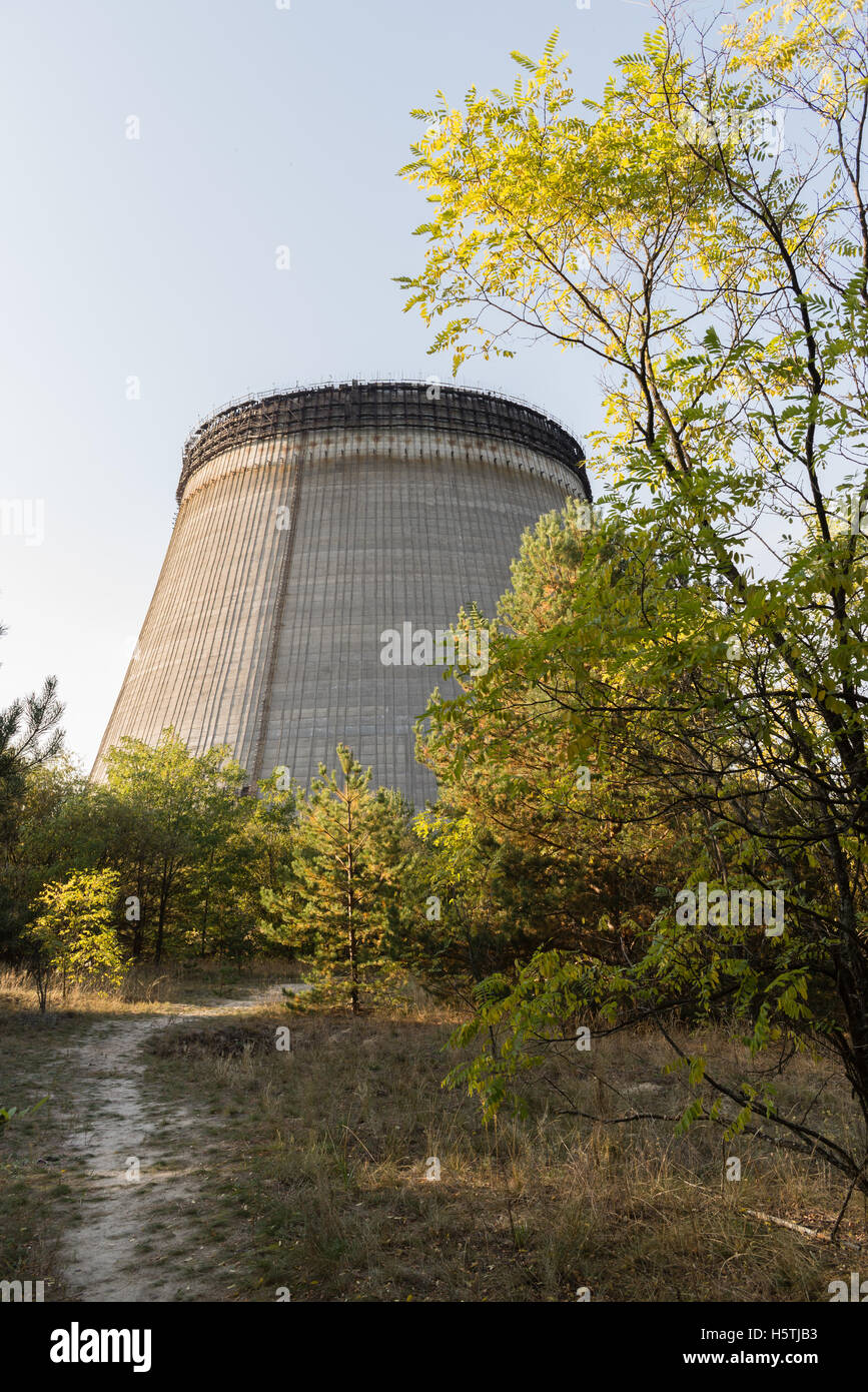 La tour inachevée de reactor 5 qu'ont été laissé inachevé après une catastrophe nucléaire. Banque D'Images