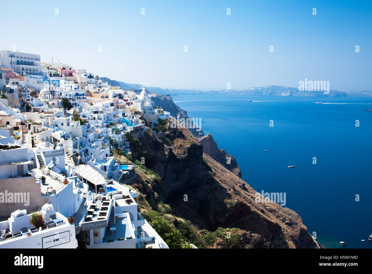 Une île grecque avec les maisons blanches et le ciel bleu et la mer. Banque D'Images