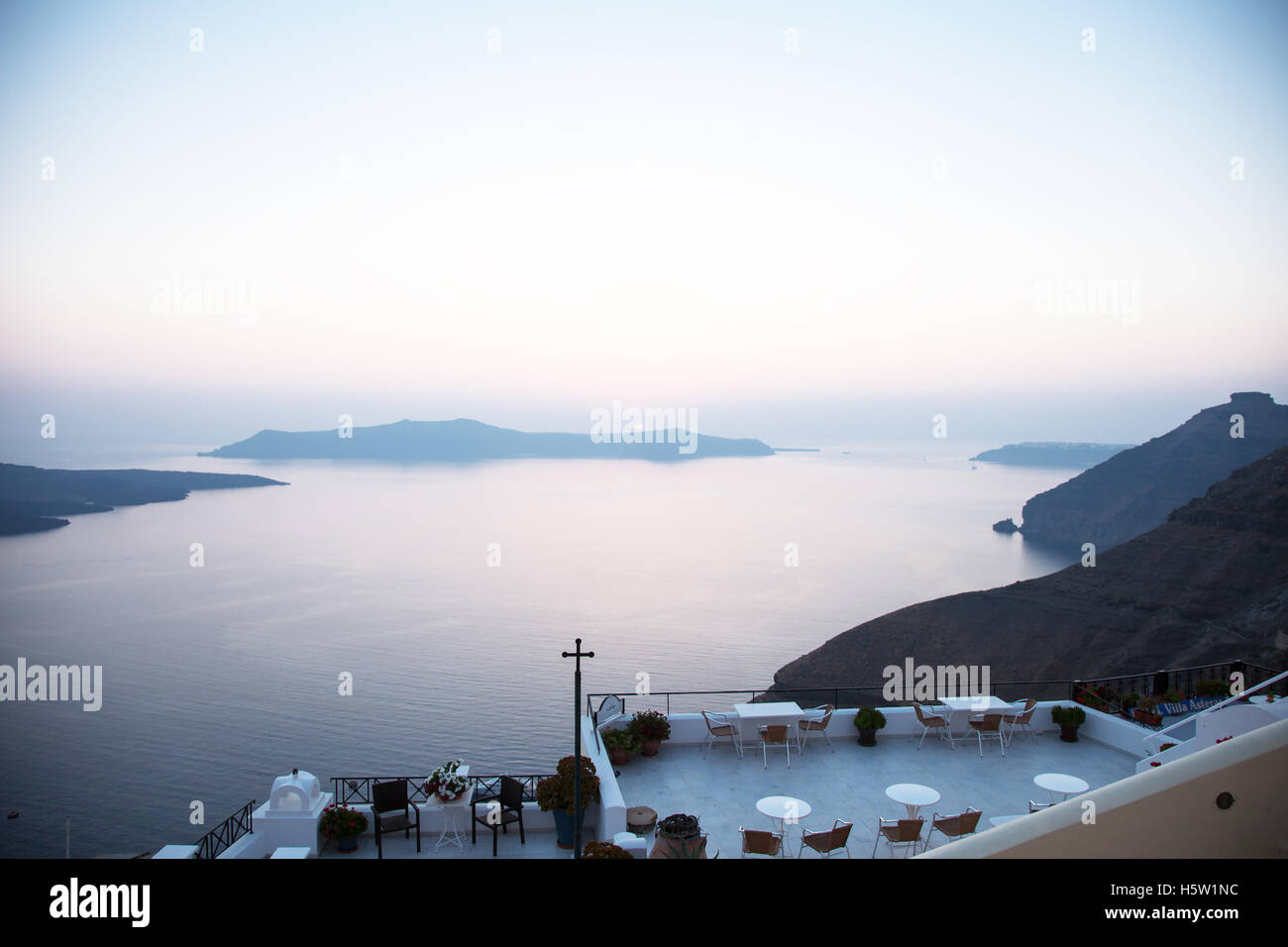 Une vue sur la mer et certaines îles et d'une croix sur un patio dans le coucher du soleil Banque D'Images