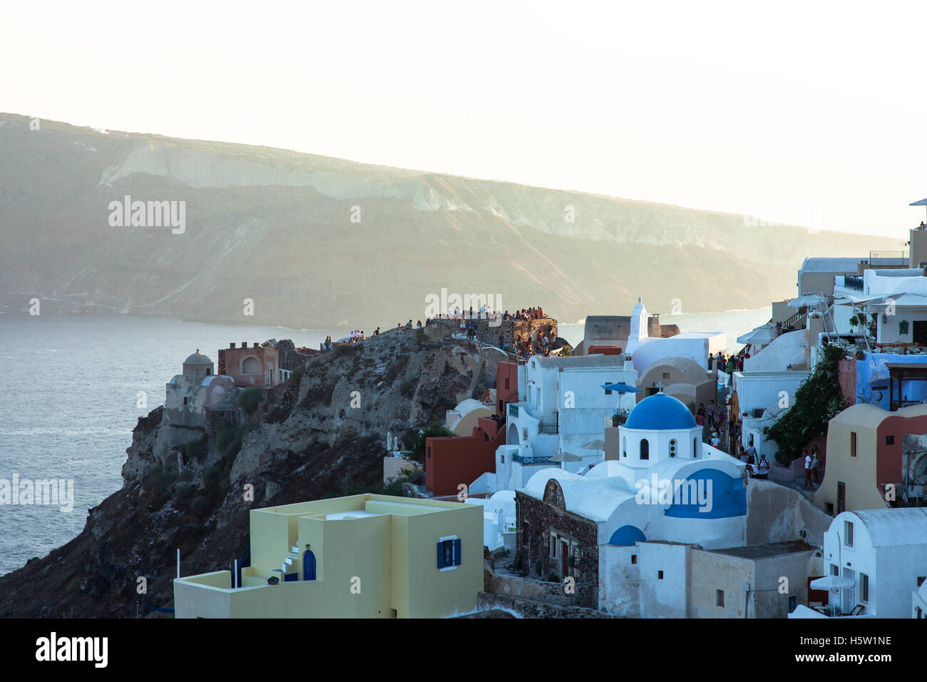 Santorini côté de colline avec la mer Banque D'Images