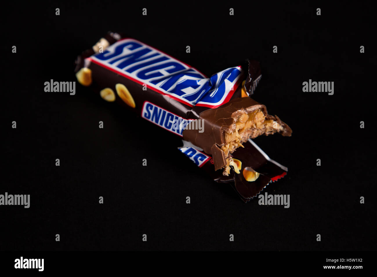 Un gros plan sur un snicker bar qui quelqu'un a pris une bouchée de Banque D'Images