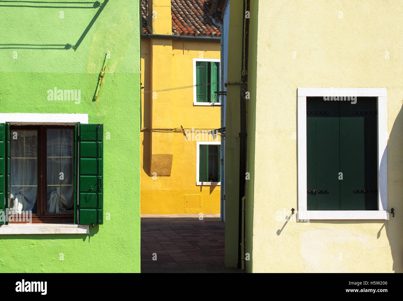 Certaines maisons et les fenêtres, les maisons ont des couleurs différentes et certaines fenêtres sont fermées Banque D'Images