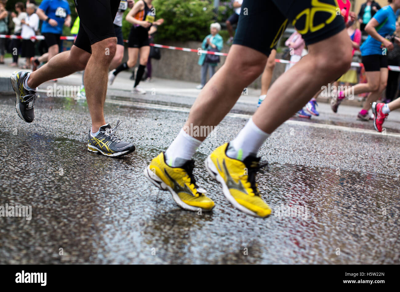 Les gens et la course à pieds dans une course Banque D'Images