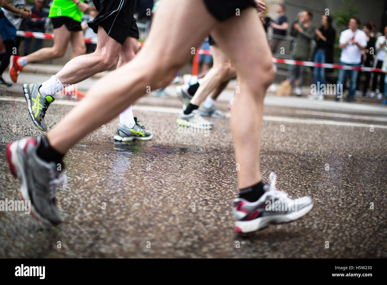 Les gens et la course à pieds dans une course Banque D'Images