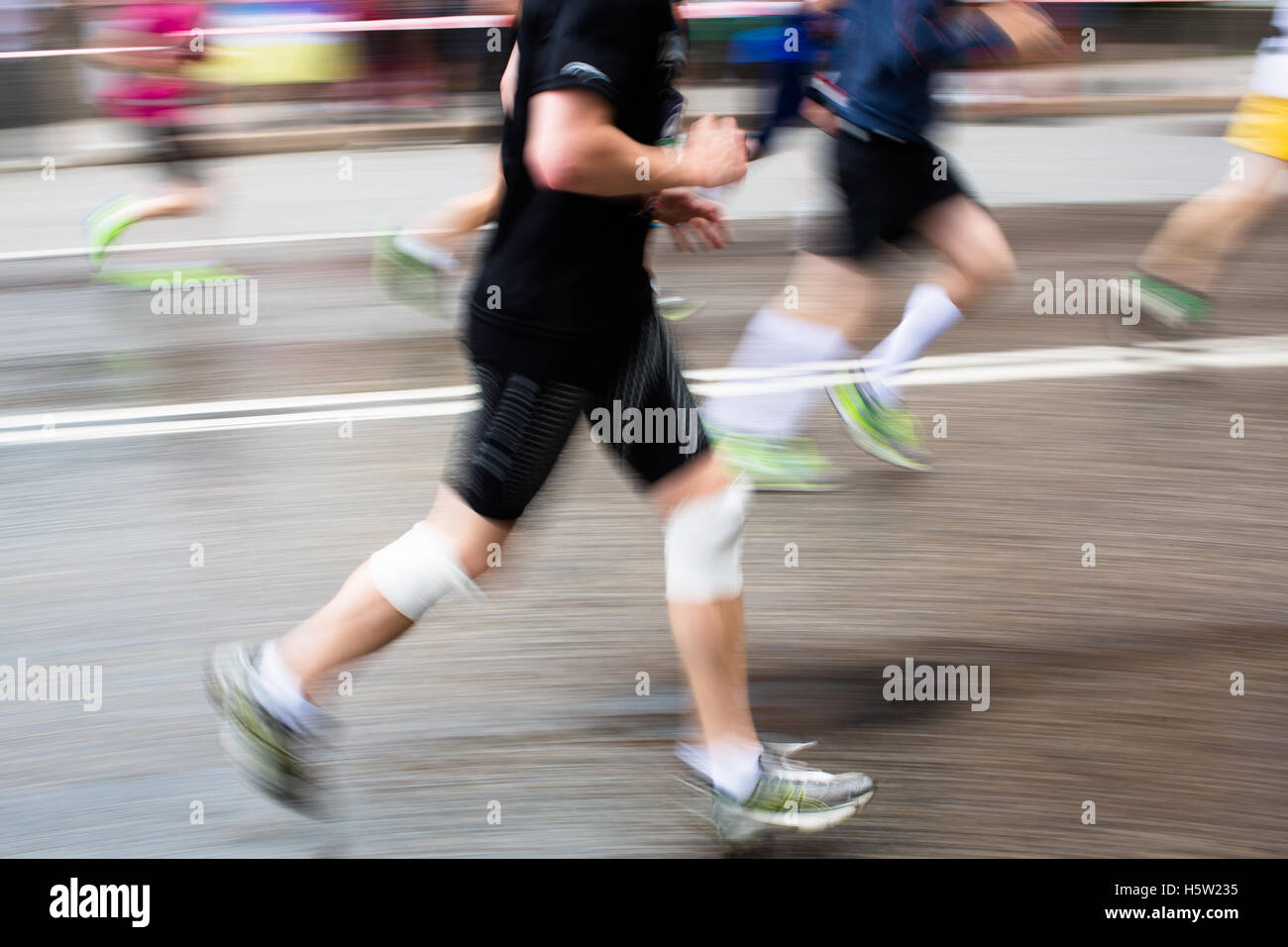 Les gens et la course à pieds dans une course Banque D'Images