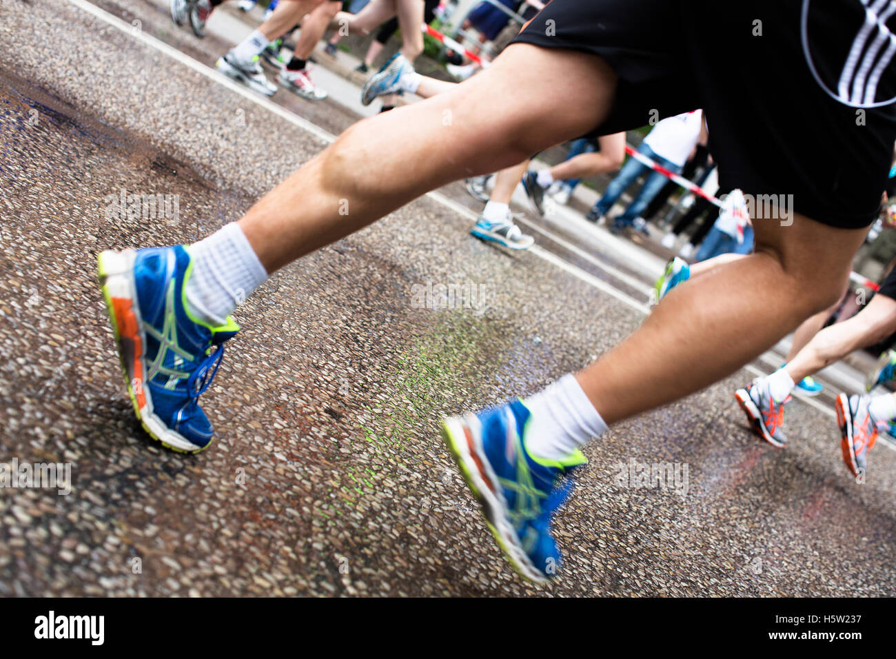 Les gens et la course à pieds dans une course Banque D'Images