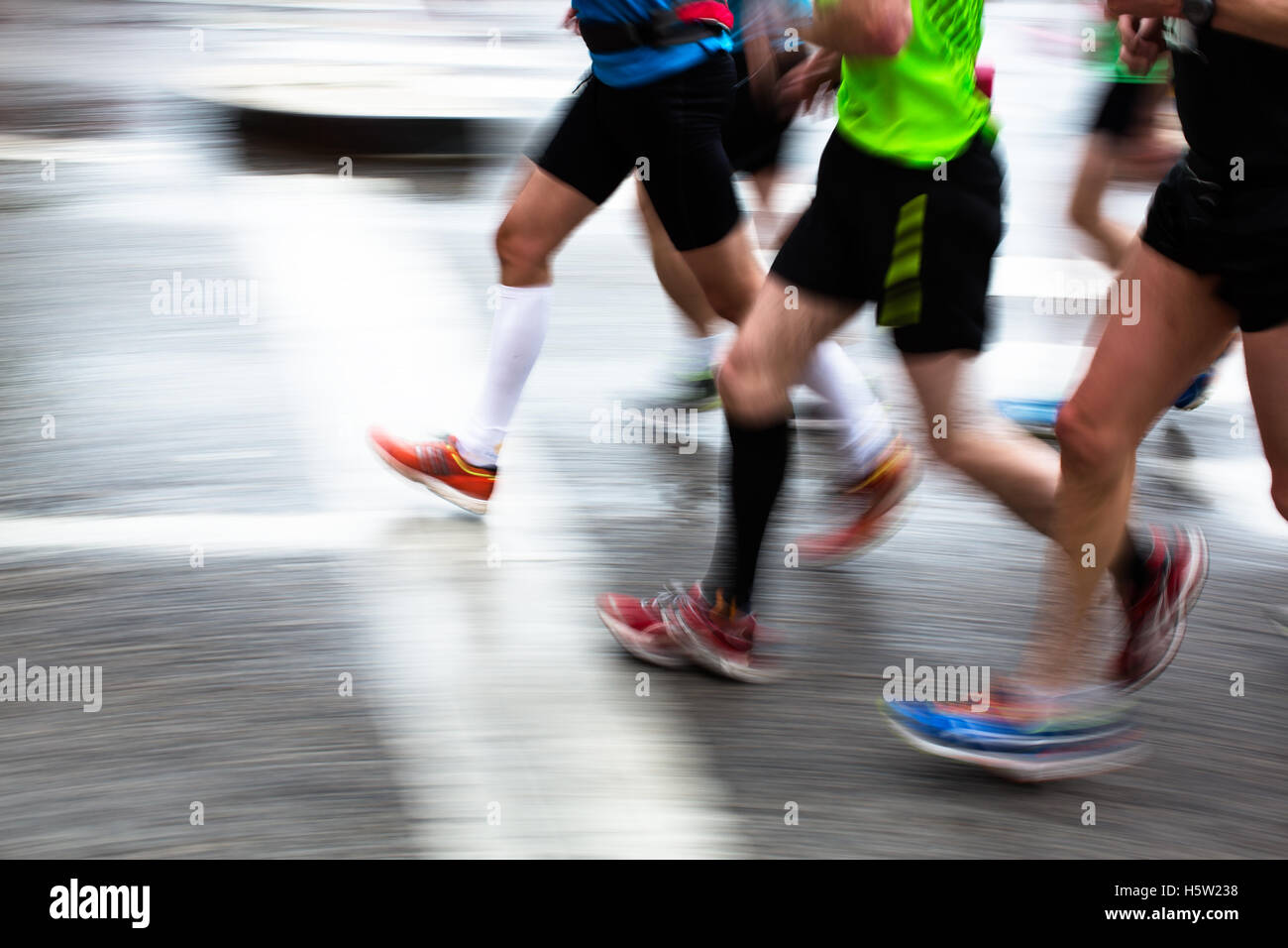 Les gens et la course à pieds dans une course Banque D'Images