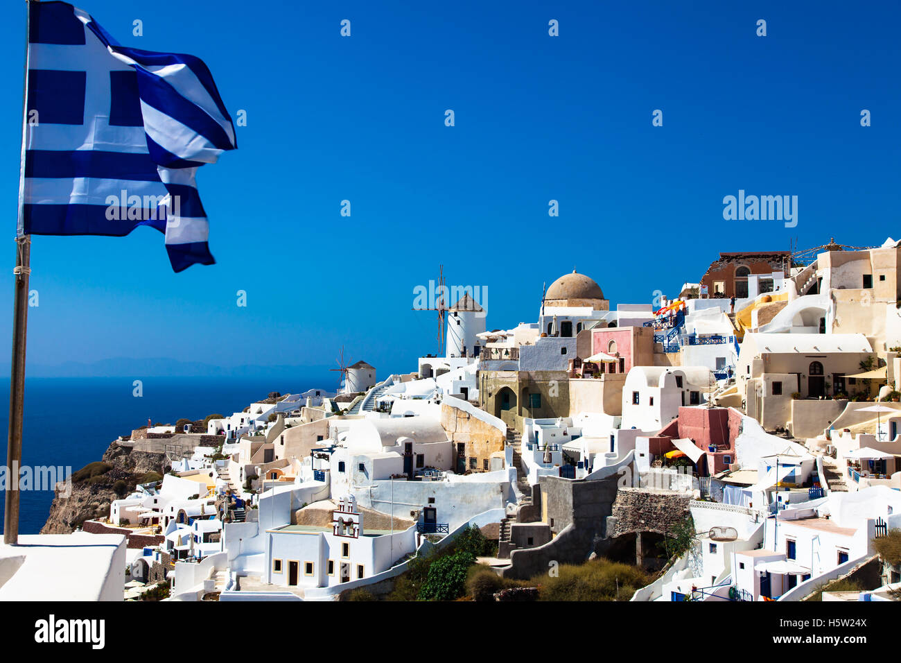 L'île grecque de Santorin et le drapeau grec. Banque D'Images