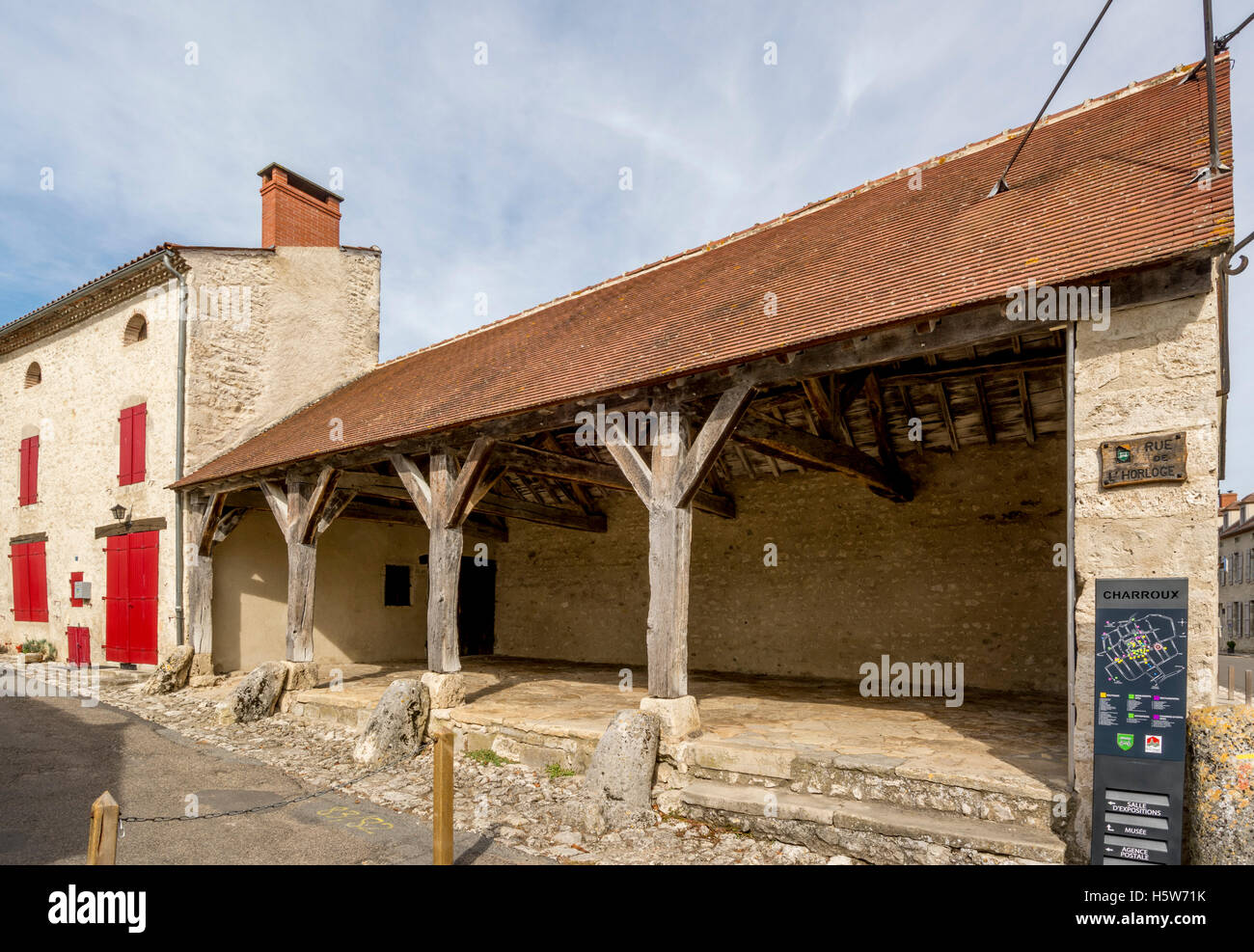 Marché couvert de Charroux, labellisé comme l'un des plus beaux villages de France, Auvergne, France. Banque D'Images