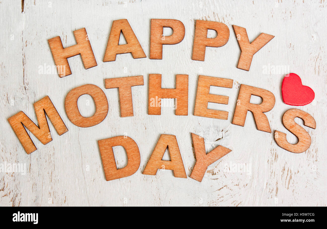 Heureux le jour de mères avec des lettres sur un vieux fond de bois blanc Banque D'Images