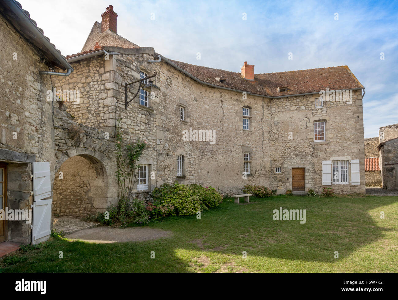 Charroux, étiqueté Les Plus Beaux Villages de France, chers cour, Allier, Auvergne, France Banque D'Images