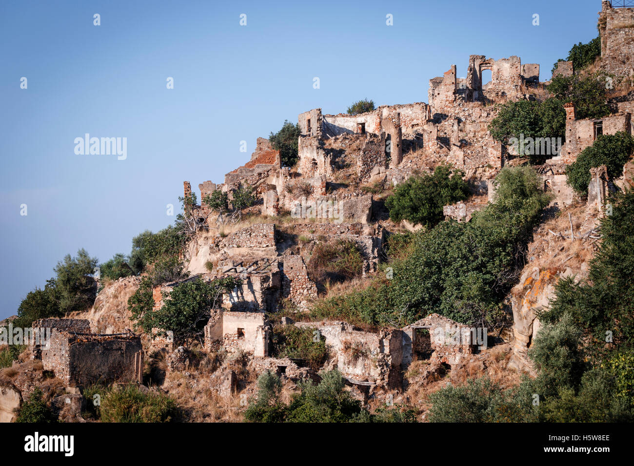 La ville fantôme de Brancaleone Superiore, Brancaleone, Calabre, Italie. Banque D'Images