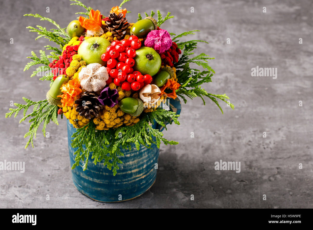 Bouquet coloré fait de l'automne fleurs et plantes. Automne décoration Banque D'Images