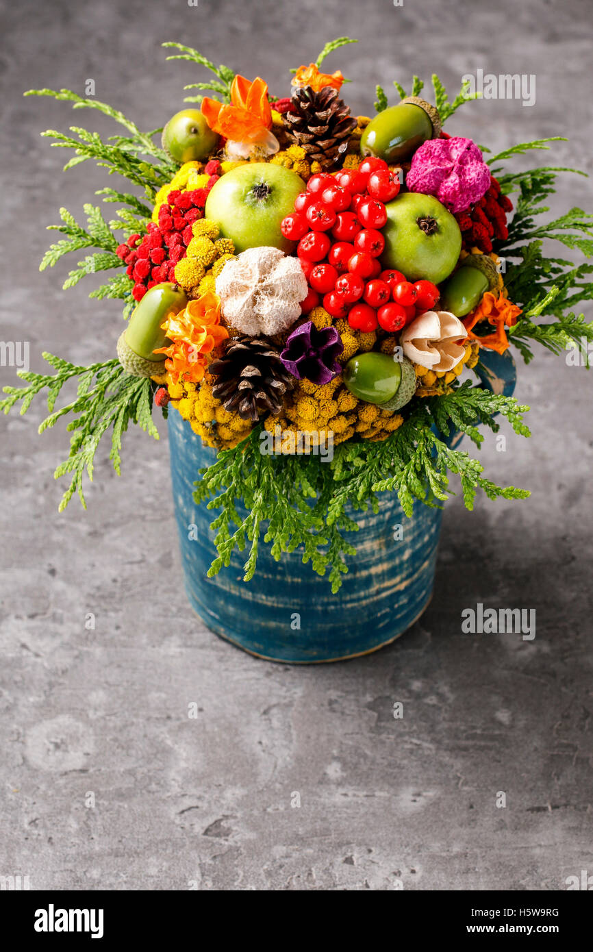 Bouquet coloré fait de l'automne fleurs et plantes. Automne décoration Banque D'Images