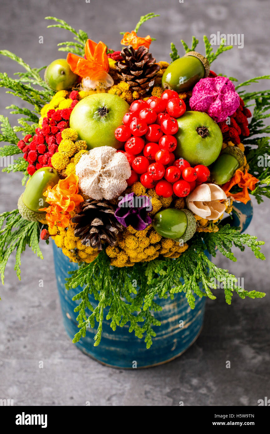 Bouquet coloré fait de l'automne fleurs et plantes. Automne décoration Banque D'Images