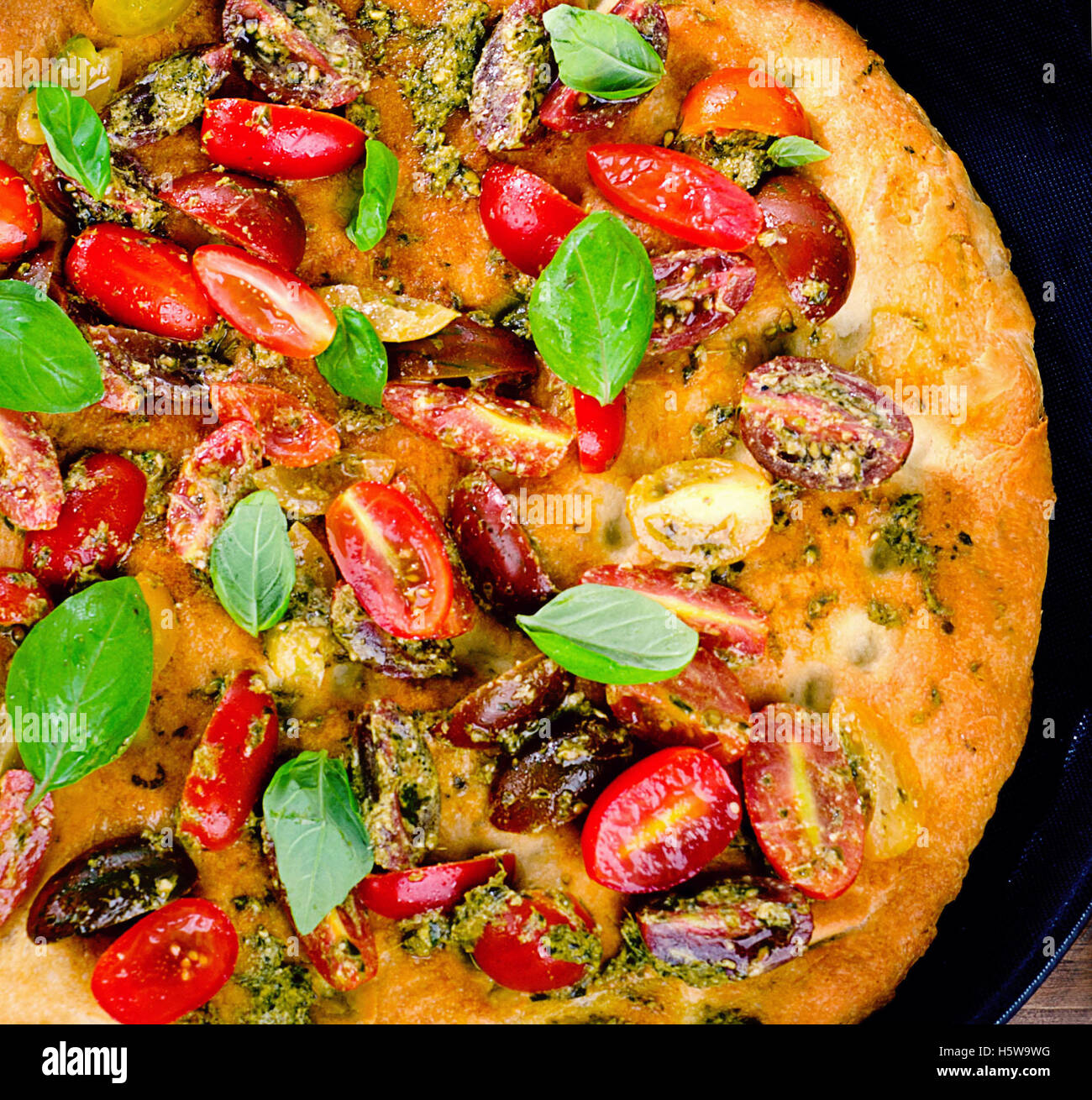 Focaccia italienne traditionnelle avec les tomates, le basilic et le pesto. Vue d'en haut Banque D'Images