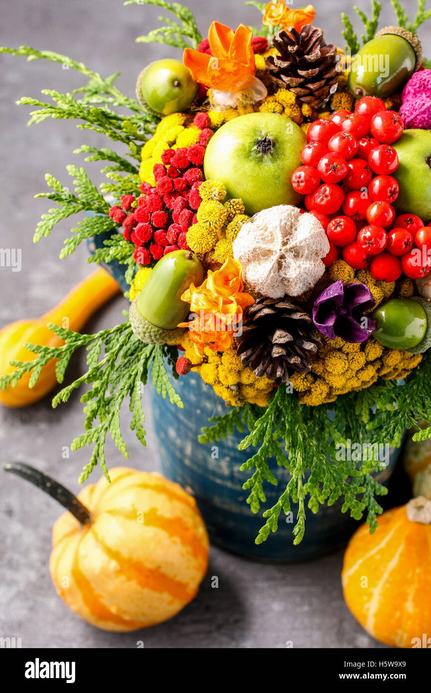 Bouquet coloré fait de l'automne fleurs et plantes. Automne décoration Banque D'Images