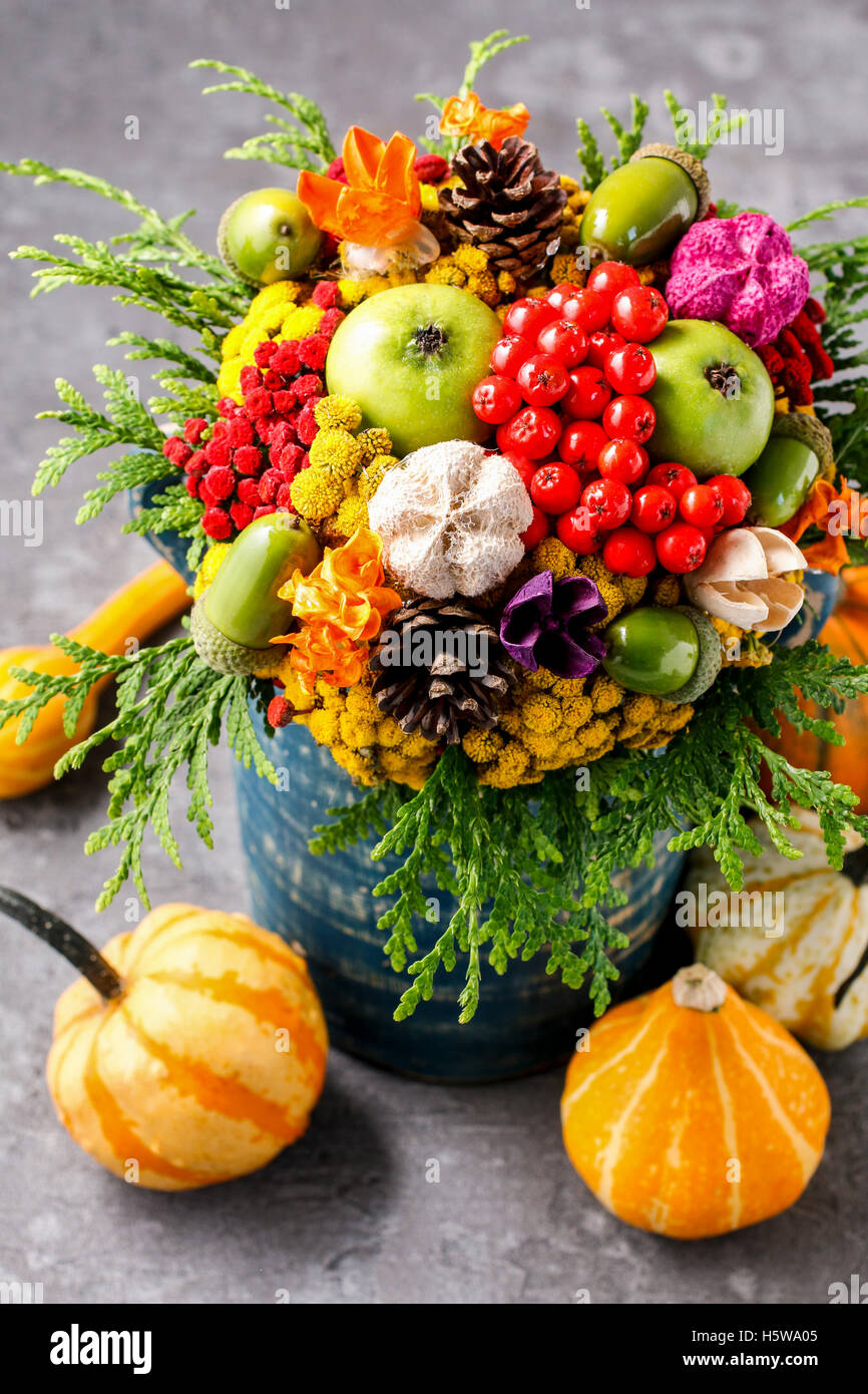 Bouquet coloré fait de l'automne fleurs et plantes. Automne décoration Banque D'Images