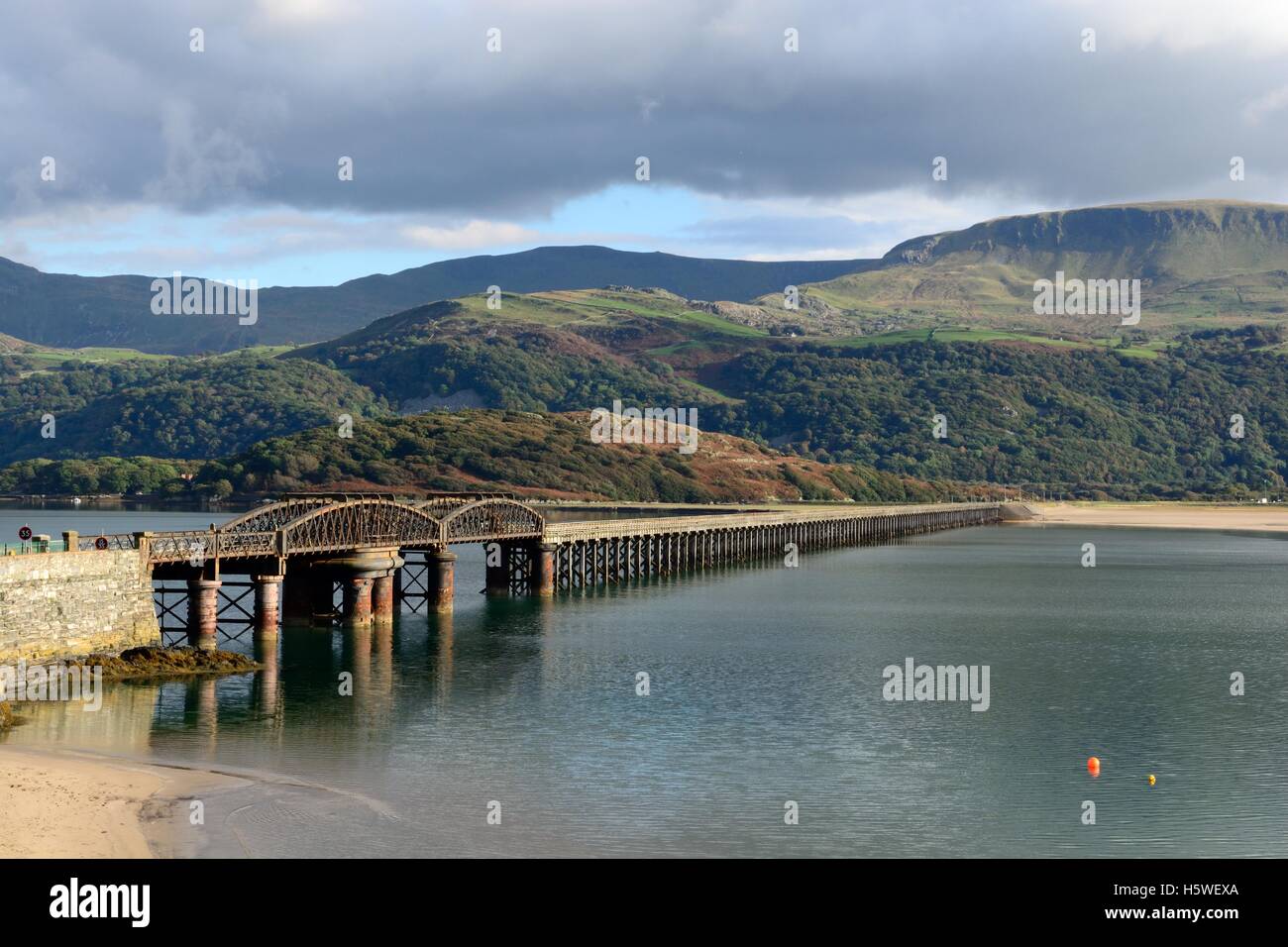 Pont traversant la rivière de l'estuaire de Mawddach Afon Gwynedd au Pays de Galles Banque D'Images