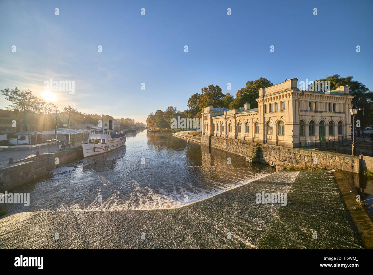 Dans la vapeur vieille rivière Fyris lors d'un matin d'automne brumeux à Islandsfallet, Uppsala, Suède, Scandinavie Banque D'Images
