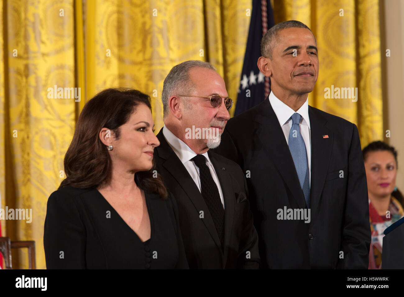 (L-R) Emilio Estefan, Gloria Estefan et le président des États-Unis, Barack Obama, assister à la médaille présidentielle de la liberté des prix à la Maison Blanche à Washington DC le 24 novembre 2015 Banque D'Images