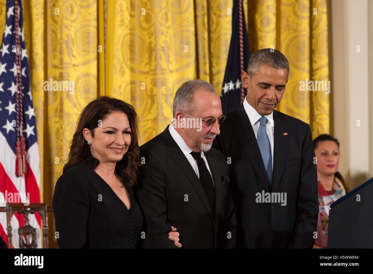 (L-R) Emilio Estefan, Gloria Estefan et le président des États-Unis, Barack Obama, assister à la médaille présidentielle de la liberté des prix à la Maison Blanche à Washington DC le 24 novembre 2015 Banque D'Images