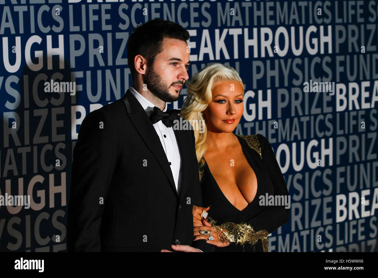 MOUNTAIN VIEW, CA - NOV 8 : Matthew Rutler et auteur-compositeur-interprète Christina Aguilera assister à la cérémonie de remise du prix à la percée du NASA Ames Research Center le 8 novembre 2015 à Mountain View, Californie. (Photographie par Christopher Victorio pour la phot Banque D'Images